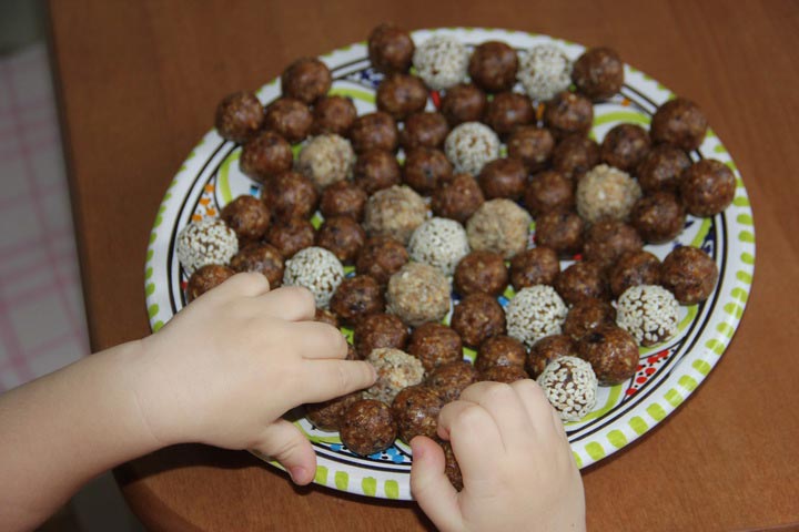 Полезное лакомство - конфеты из сухофруктов и орехов для детей и взрослых.